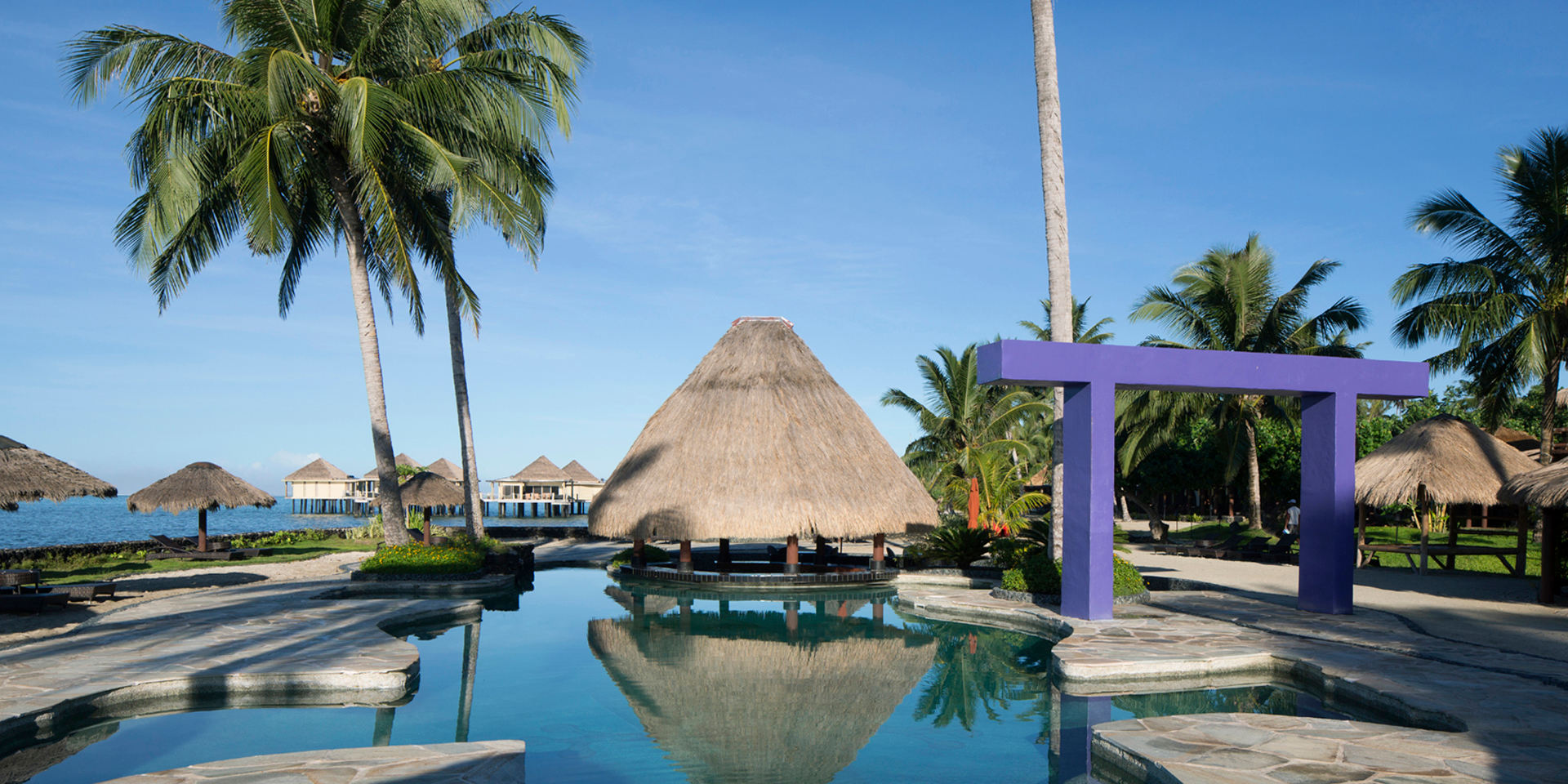 Gecko-shaped swimming pool with swim-up thatched bar